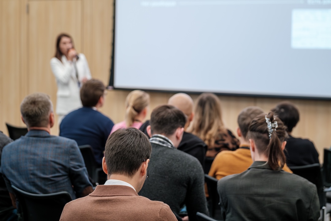 講演をする女性 | 心理士のキャリアコンサル、心のお悩み相談専門の株式会社ヘリテージ・キャピタル・パートナーズ | 東京