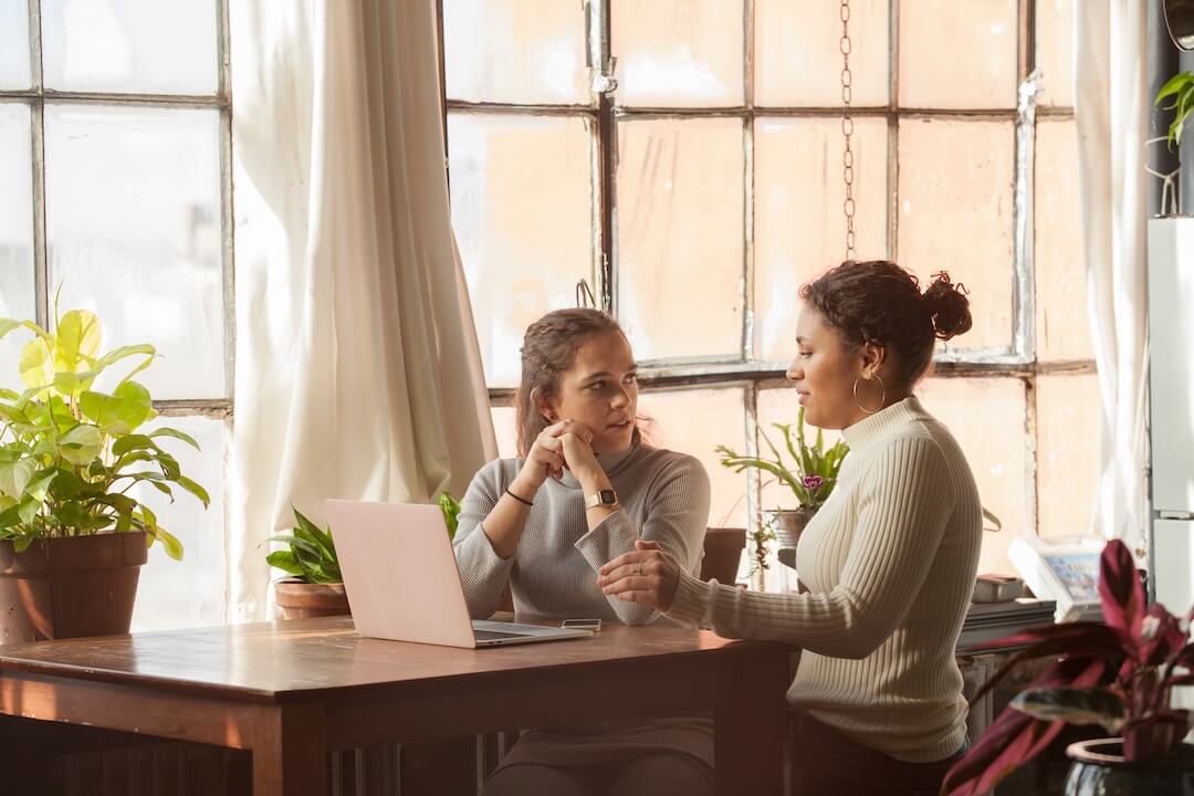 デスクで話し合う2人の女性 | 心理士のキャリアコンサル、心のお悩み相談専門の株式会社ヘリテージ・キャピタル・パートナーズ | 東京